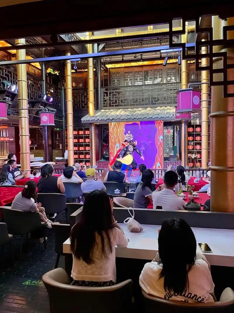 Sichuan Opera Face-Changing Performance (川剧变脸)